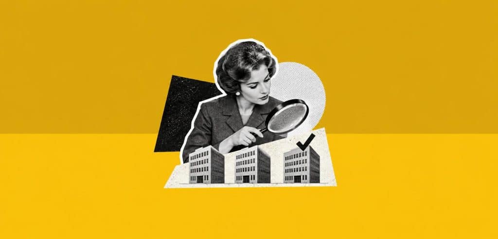 Collage : une femme examine trois immeubles à la loupe, l’un d’eux coché, pour illustrer le choix d’une agence SEO