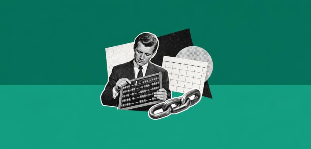 Collage : un homme compte sur un boulier, avec un calendrier vierge et une chaîne, pour illustrer le nombre de backlinks à faire par mois