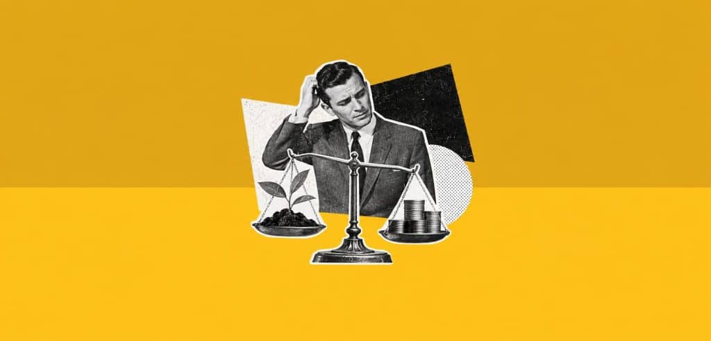 Collage : un homme perplexe devant une balance, une jeune pousse d’un côté et des pièces de l’autre, pour illustrer la différence entre SEO et SEA